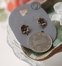 義烏廠家直銷微利 可愛小雛菊花朵復古耳釘，韓國小飾品批發(fā)與美發(fā)飾品銷售指南